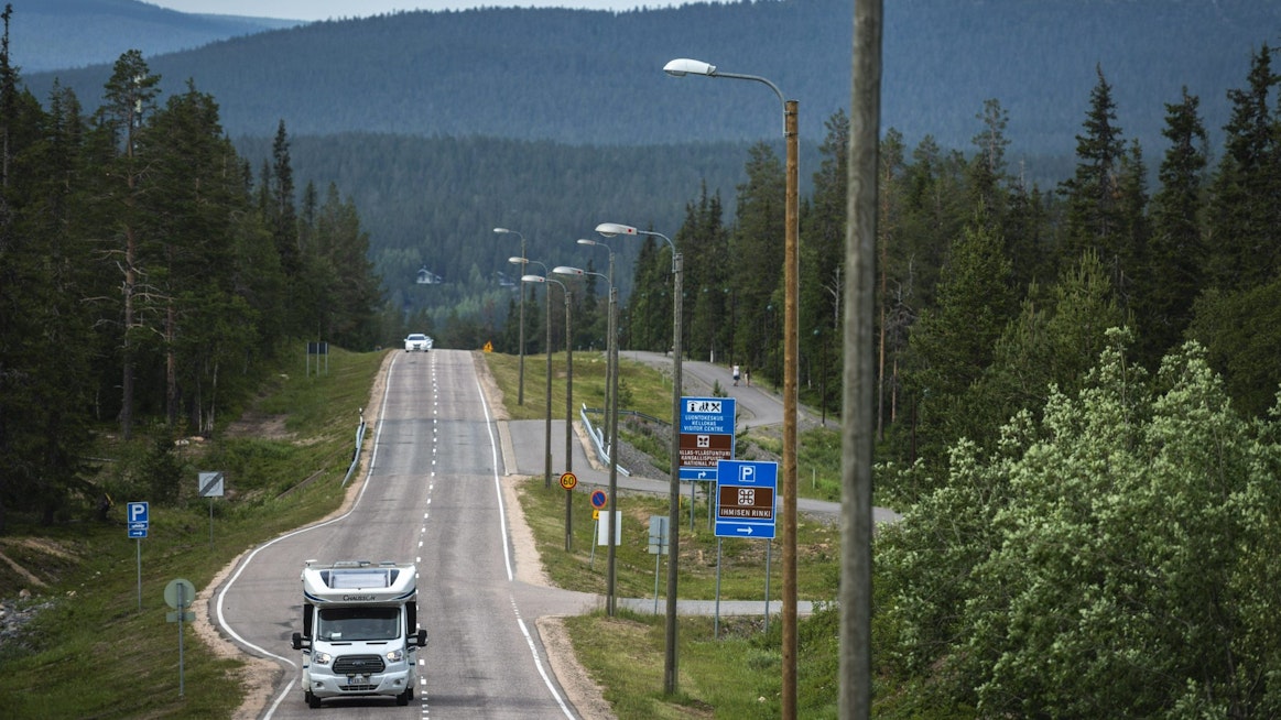 Yhteensä Suomessa päällystetään tänä vuonna noin 2 300 kilometriä maanteitä. LEHTIKUVA / Otto Ponto. 