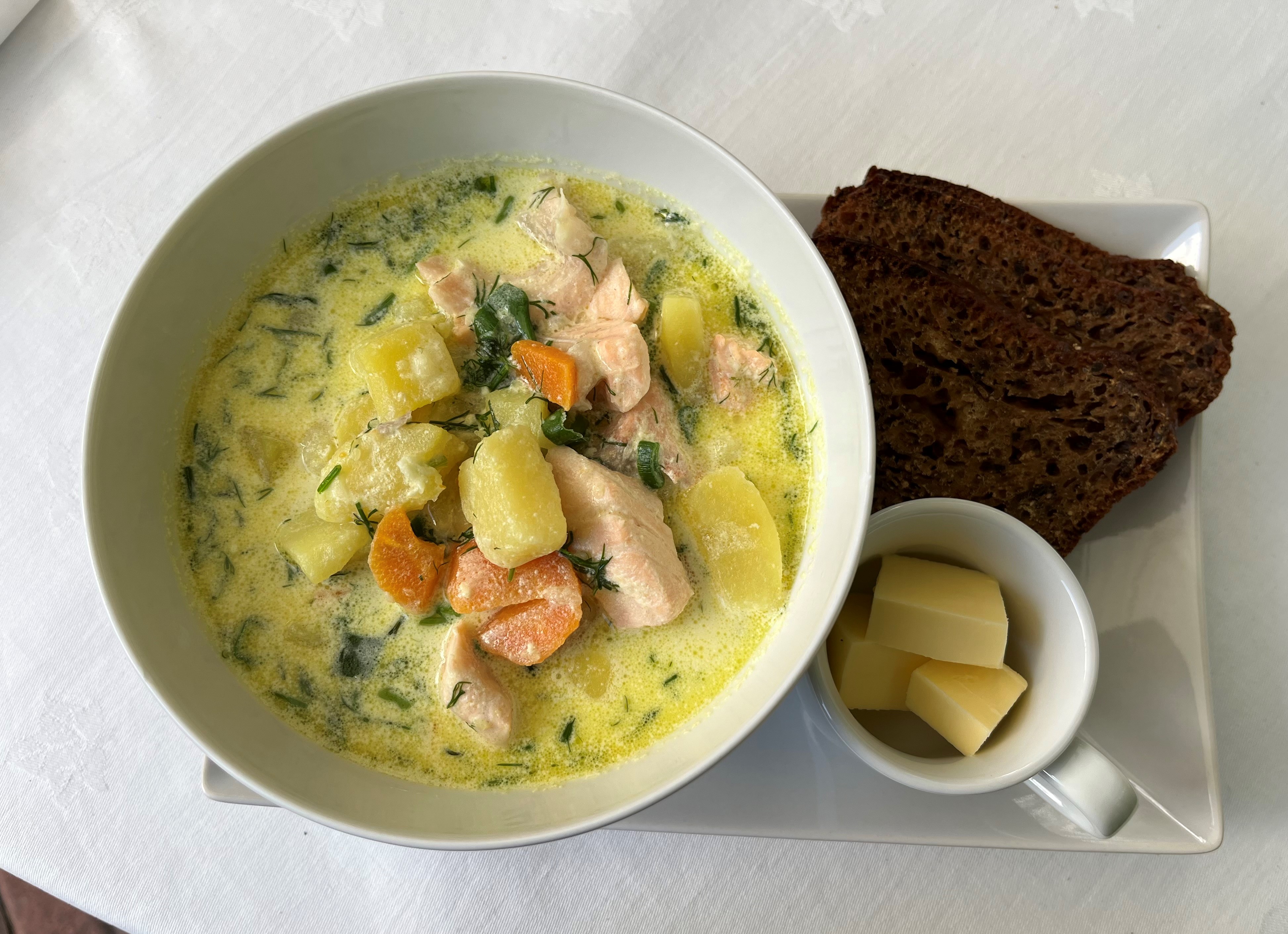 Lohikeittoannos on tarpeeksi suuri ja siitä lähtee nälkä. 