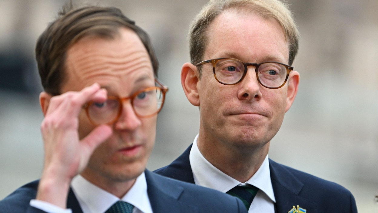 Ulkoministeri Billström (oikealla) on toiminut aiemmin muun muassa maltillisen kokoomuksen ryhmäjohtajana Ruotsin valtiopäivillä. LEHTIKUVA/AFP.