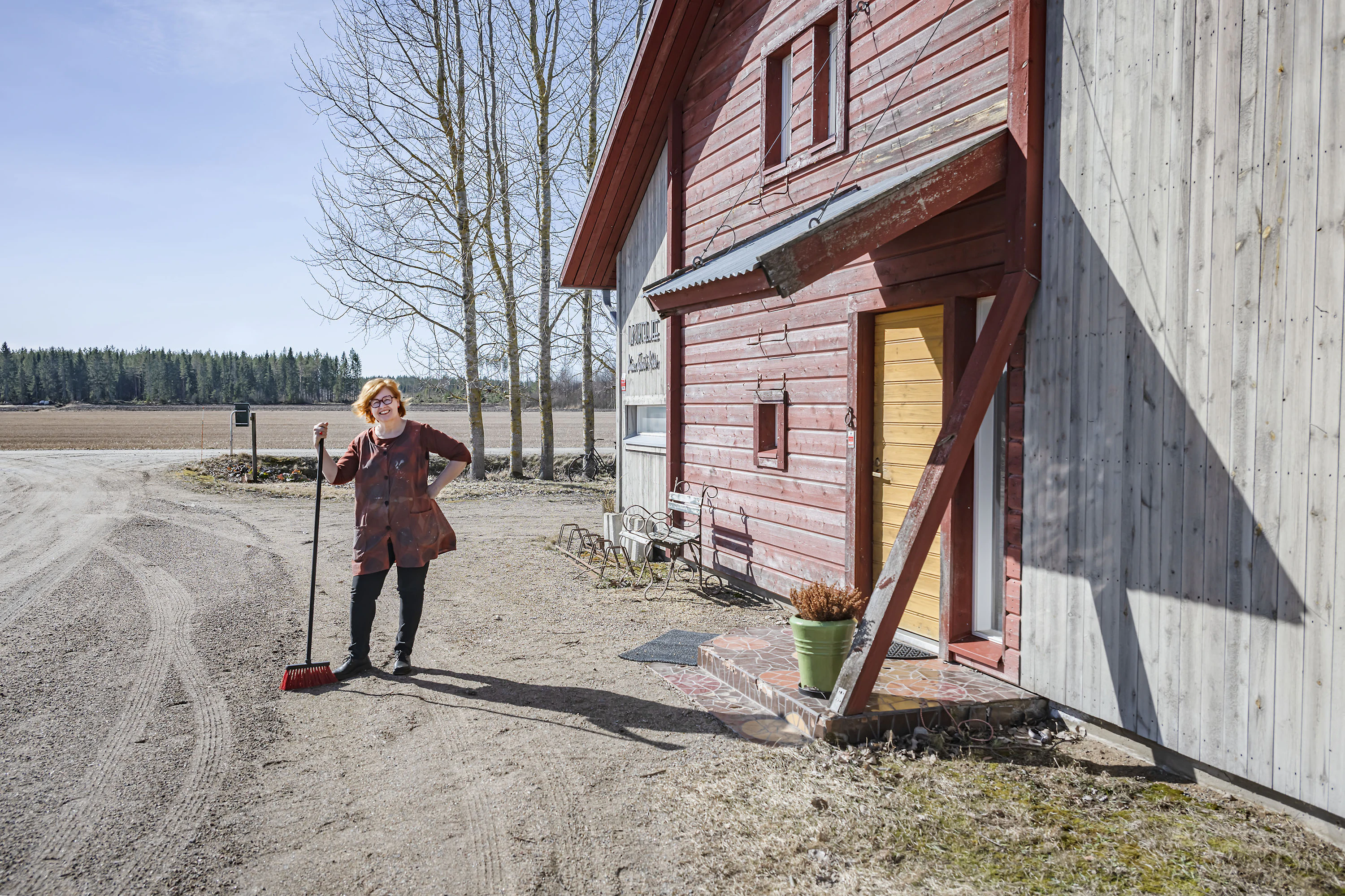 Lasiateljee sijaitsee maatilan pihapiirissä. Rakennuksessa hyödynnettiin kierrätysmateriaaleja.