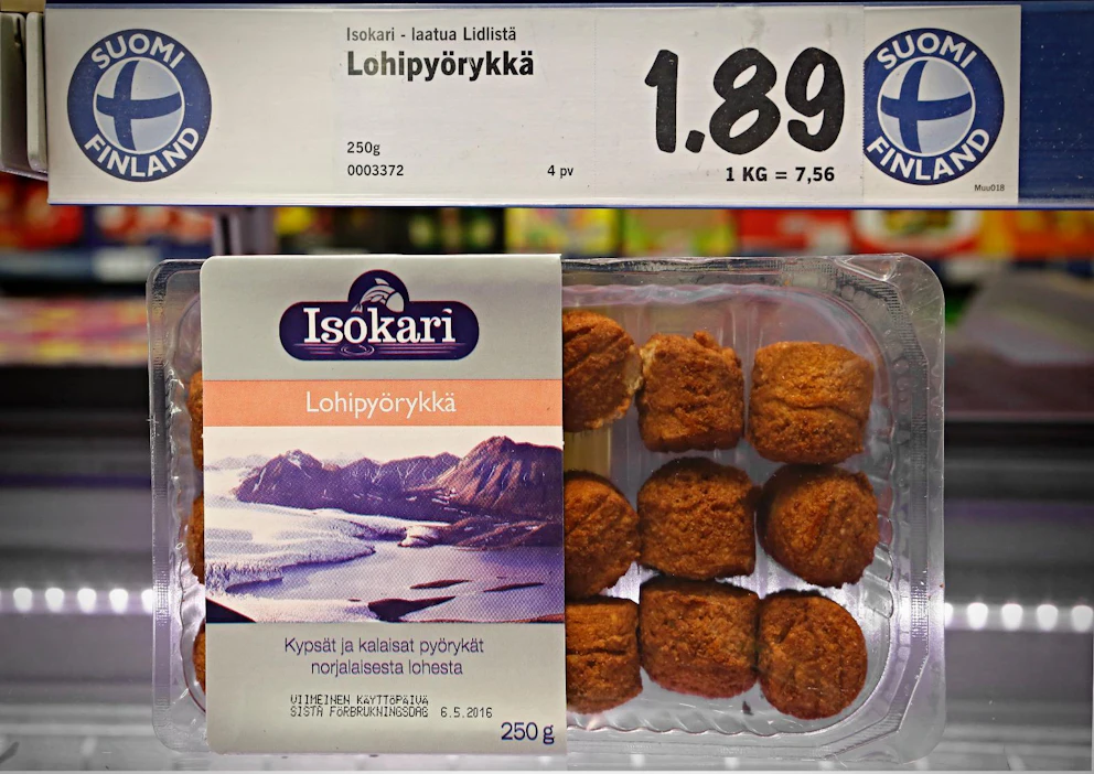 Suomen lippu koristi huhtikuussa Lidlissä norjalaisesta lohesta tehtyjen kalapyöryköiden hintalappua.