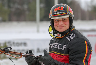 Henri Bollstörm on tuhannen voiton klubin uusin jäsen. Hän on myös ensimmäinen 1980-luvulla syntynyt tuhannen voiton ohjastaja.