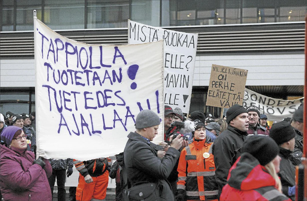 Tiistaina Seinäjoen Maaseutuviraston eteen kokoontuneilla maanviljelijöillä riitti sanottavaa maa- ja metsätalousministerille. Johannes Tervo