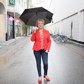 Keskustan eurovaaliehdokas Elsi Katainen jännittää vaalitulosta Kuopiossa.