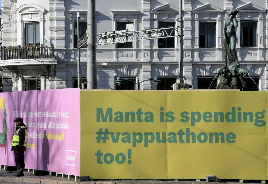 Jos Leijonat lopulta sunnuntaina MM-kultaa, kansa tuskin malttaa olla juhlimatta sitä koronarajoituksista huolimatta. Helsingissä suosittu juhlapaikka on Havis Amanda -patsaan ympäristössä Kauppatorin tuntumassa. LEHTIKUVA / Heikki Saukkoma