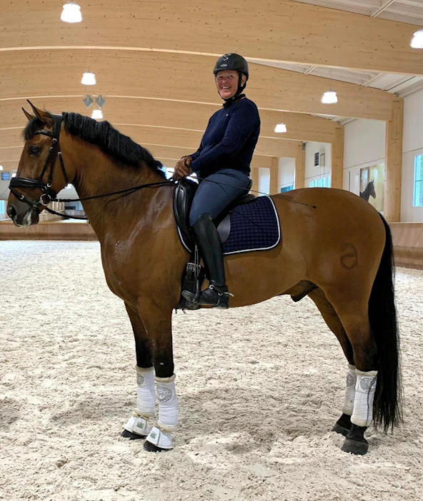 Maarit Metsänoja oman ratsunsa Venesolano Am IV:n eli Chulon kanssa. Hevonen kilpailee tällä hetkellä helppo A – vaativa B -tasolla ja pitkän tähtäimen tavoitteena on saada hevonen Prix de st. Georges -tasolle.