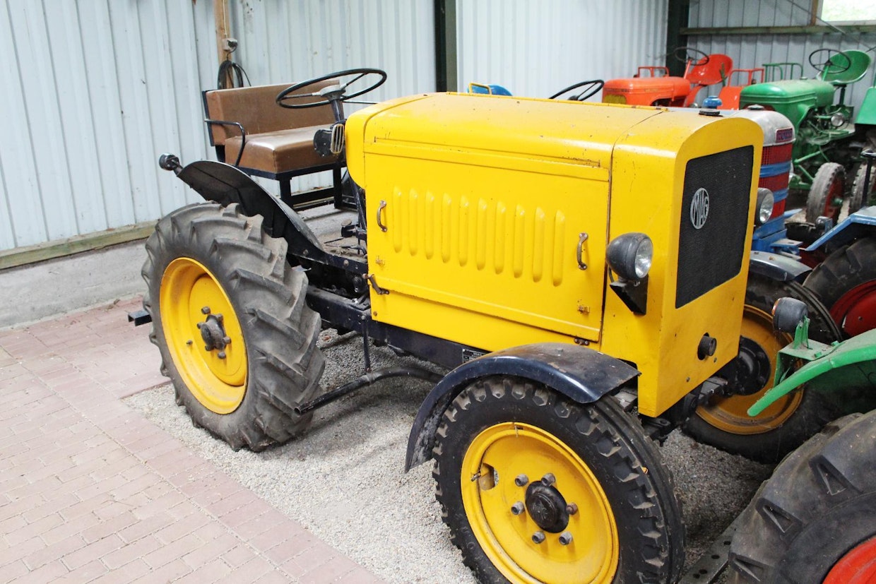Mühlenbau und Industrie AG, eli MIAG oli lähinnä teollisuuden koneikkojen tuottamiseen erikoistunut yritys, joka teki välillä 1936–52 kuutta erilaista traktoria. Ensimmäinen maatalouteen tarkoitettu malli oli MIAG LD20, joka oli tuotannossa vuosina 1937–41. Moottori on tuon ajan saksalaistyyliin 2-sylinterinen etukammiodiesel, merkiltään MWM, vaihteita 4 ja pakki, tasauspyörästönlukko kuuluu vakiovarustukseen. Keltaista väriä oudoksuttiin, myöhemmät mallit maalattiin perinteisemmin. (Sonsbeck)