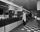 Asiakas hoiti pankkiasioitaan Kansallis-Osake-Pankin konttorissa Helsingin Etelärannassa 1970-luvulla.