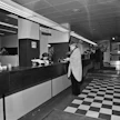 Asiakas hoiti pankkiasioitaan Kansallis-Osake-Pankin konttorissa Helsingin Etelärannassa 1970-luvulla.