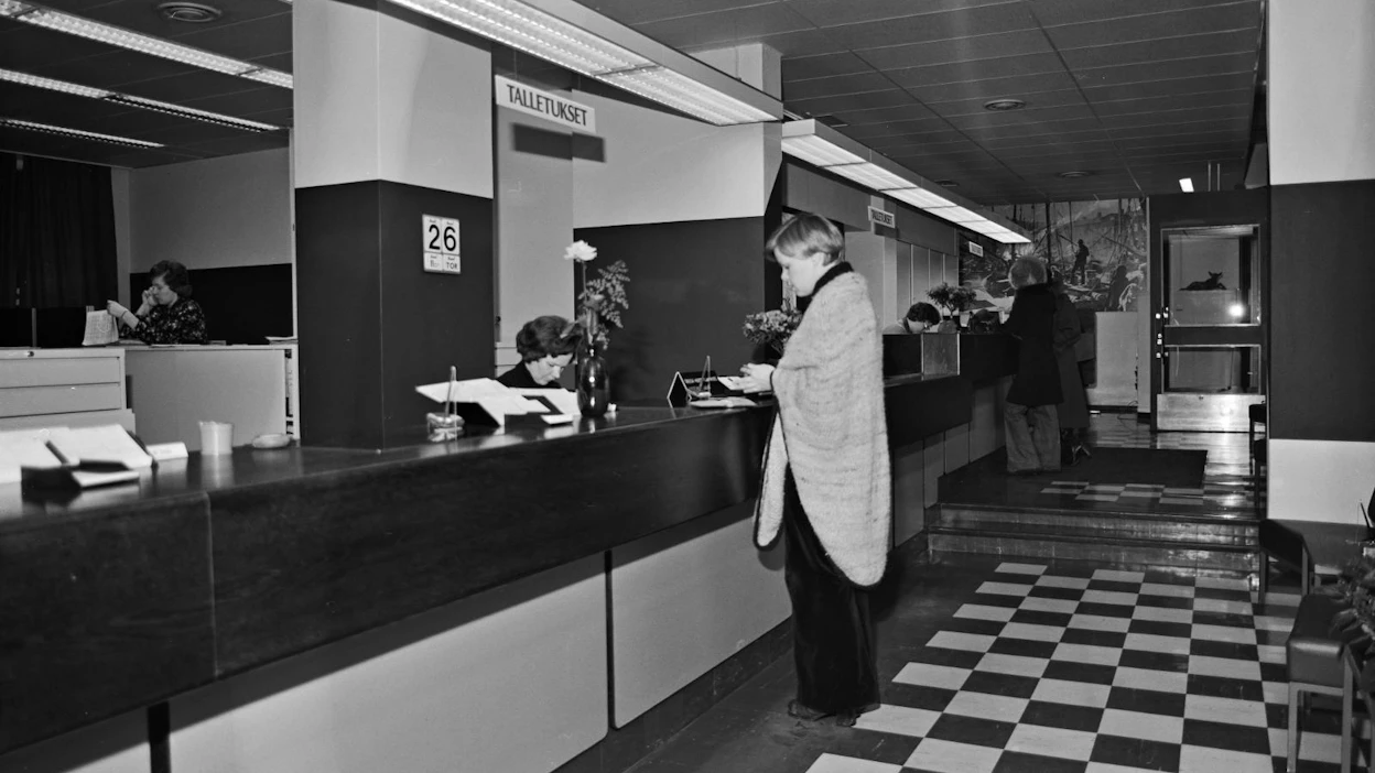 Asiakas hoiti pankkiasioitaan Kansallis-Osake-Pankin konttorissa Helsingin Etelärannassa 1970-luvulla.