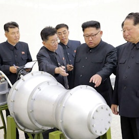 KCNA:n mukaan Pohjois-Korean johtaja Kim Jong-un on tarkastanut vetypommin. LEHTIKUVA/AFP/KCNA