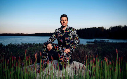 Rovaniemeläislähtöinen Antti Tuisku viljelee mie-persoonapronominia niin kappaleissaan kuin haastatteluissaan.