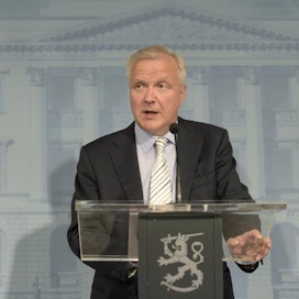 Elinkeinoministeri Olli Rehn (kesk.) ilmoitti Valtioneuvostossa keskiviikkoaamuna Fennovoima-hankkeen kotimaisen omistuspohjan täyttyneen. Tyytyväisen oloinen ministeri siteerasi tilaisuudessa muun muassa Pohjantähti-trilogian Aunea sekä Eppu Normaalia.