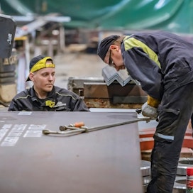 Moni ala Suomessa kärsii työvoimapulasta. Arkistokuva sahojen laitteistoja valmistavalta Nordautomationilta Alajärveltä heinäkuulta.