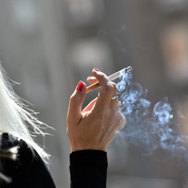 Joka kolmas yli 15-vuotias eurooppalainen tupakoi. LEHTIKUVA / Emmi Korhonen
