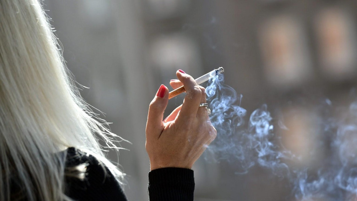 Joka kolmas yli 15-vuotias eurooppalainen tupakoi. LEHTIKUVA / Emmi Korhonen