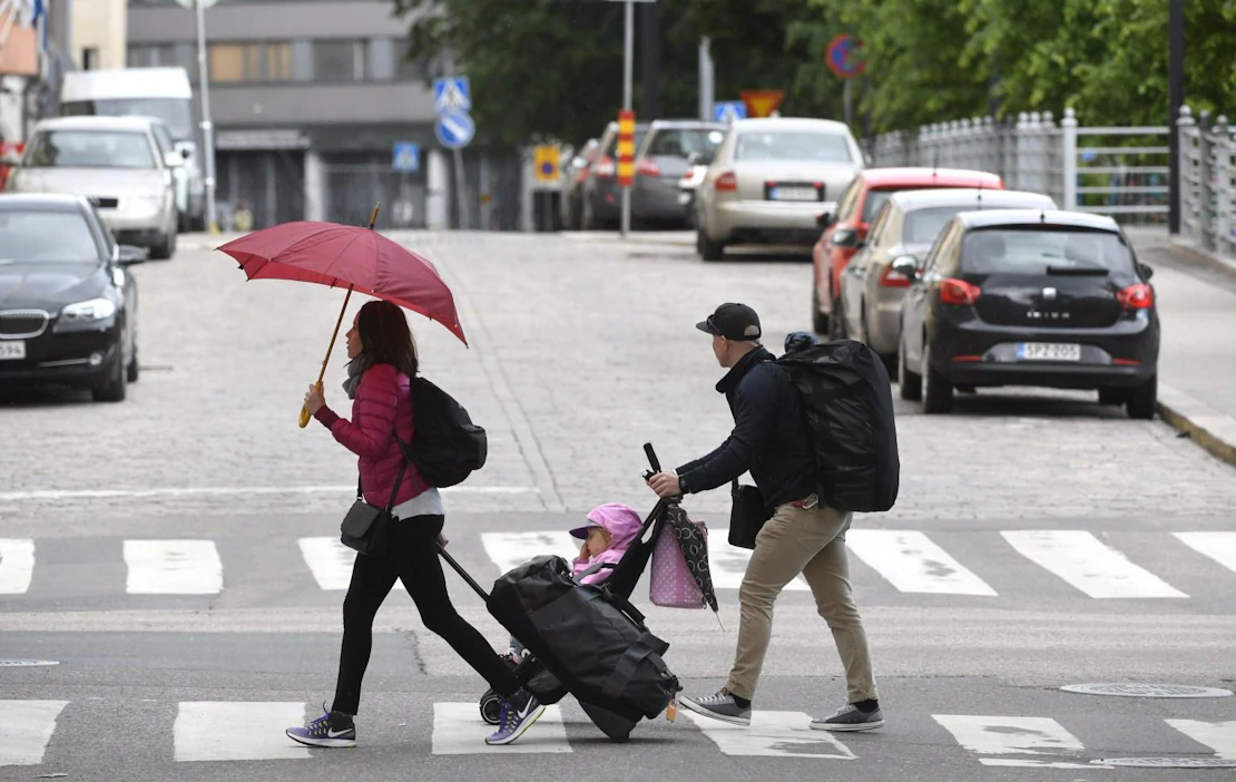 Tiistaina lämpötila painuu koko maassa alle 20 asteen. Loppuviikosta ennustetaan sateista. LEHTIKUVA / HEIKKI SAUKKOMAA