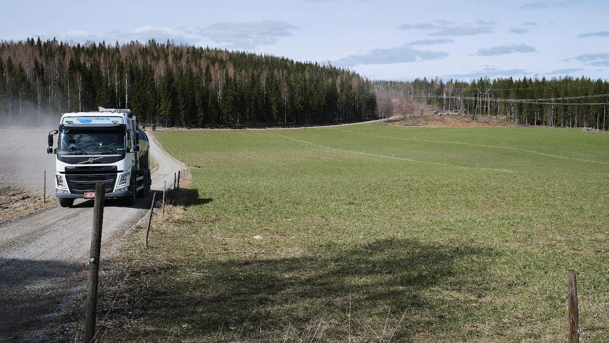 Lumet ovat sulaneet Keski-Suomen pelloilta hyvinkin eritahtisesti. Maanantaina nurmilohko vihersi Jämsän Kaipolassa.