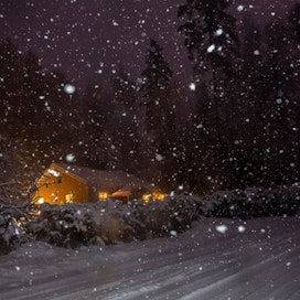 Lumi ja myrsky ovat kaataneet puita sähkölinjoille ja katkoneet sähköjä yleisesti Hämeessä ja Etelä-Savossa. Tältä näytti iltapäivällä Savonlinnassa.