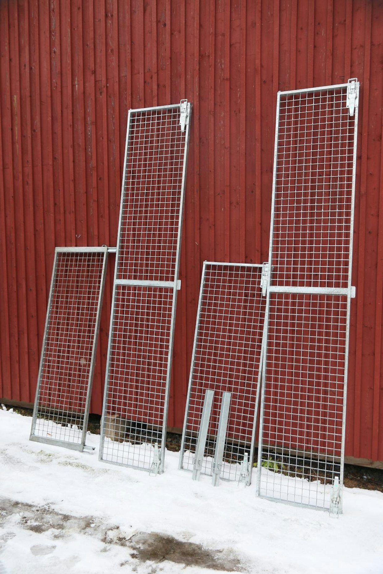 Verkkomalliset ja galvanoidut lisälaidat saa purettua pois muutamassa minuutissa. Pitkittäisissä sivulaidoissa on keskellä tuki, joka tukee laidan alaosan varsinaisiin alalaitoihin, eli sivulle kipattaessa on ensin avattava alalaita.