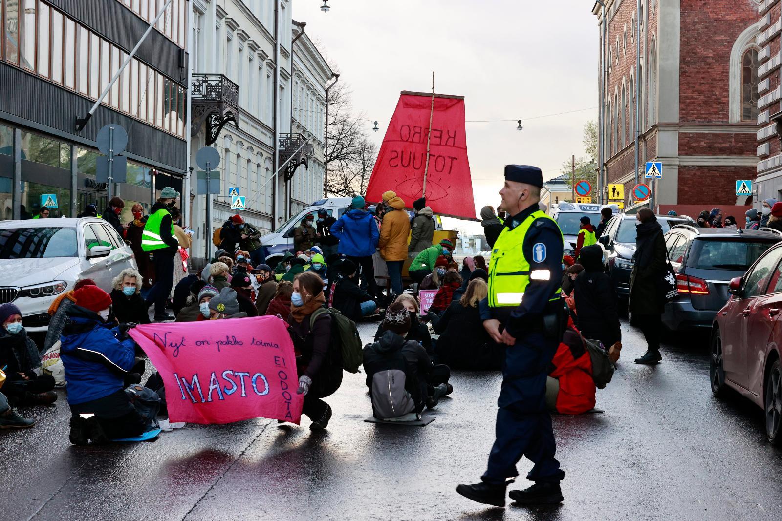 Elokapinan Mielenosoitus Tukkii Tietä Helsingin Keskustassa Ja Vaatii ...