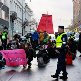 Satakunta mielenosoittajaa vaati EU:n maatalousuudistuksen ilmastovaikutuksia esiin Helsingissä keskiviikkona aamupäivällä.