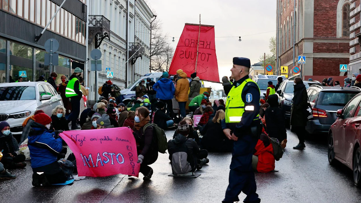 Satakunta mielenosoittajaa vaati EU:n maatalousuudistuksen ilmastovaikutuksia esiin Helsingissä keskiviikkona aamupäivällä.