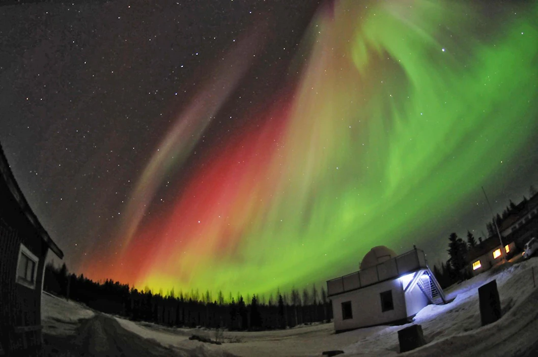 Hankasalmen observatoriolla tutkitaan tähtien lisäksi maan magneettikentän ilmiöitä, kuten revontulia. Kuvituskuva.
