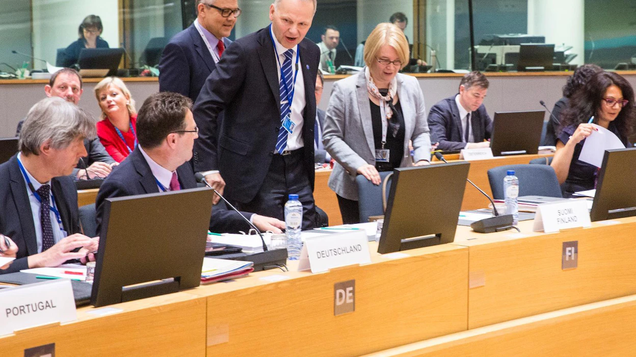 Torstainen maatalousministereiden kokous oli tavallista lyhyempi. Jari Leppä saapui saliin lennolta juuri ennen kokouksen alkua. Kokouksessa mukana EU-edustuston maatalousasiantuntija Tapio Kytölä ja edustuston kakkosjohtaja Minna Kivimäki.