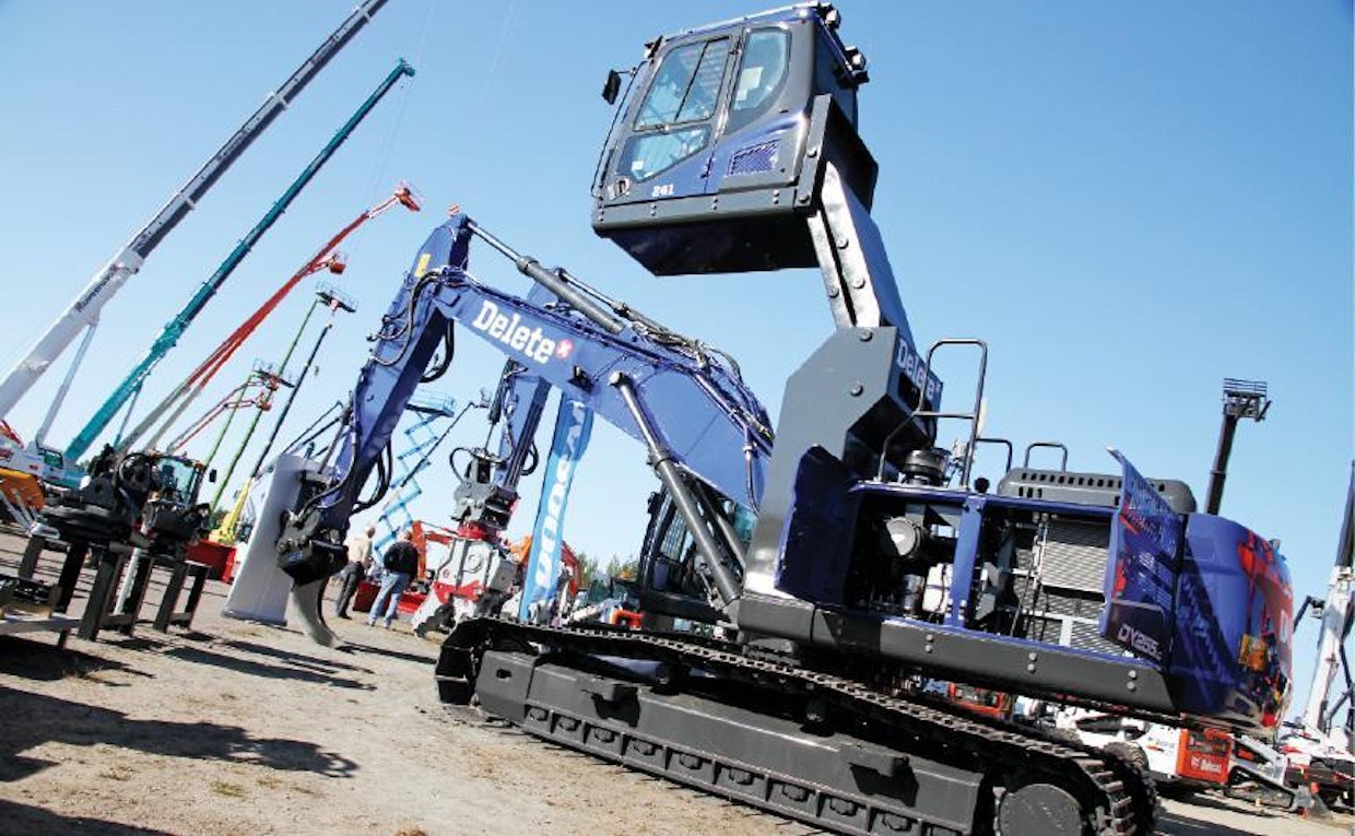 Doosan DX255LC-5 on saatavana myös materiaalinkäsittelytehtäviin soveltuvalla nousevalla ohjaamolla. Deletelle matkaava kone selviää Taso 4 päästönormeista ilman DPF-suodatinta. Moottori on 137 kilowattinen. Perinteisen version työpaino on noin 25,5 tonnia. (AT)
