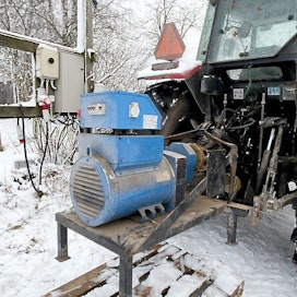Hulikan lypsykarjatilan isäntä Pekka Hokkanen varustautuu sähkökatkokseen agregaatilla
Agregaatti sähkö talvi lumi