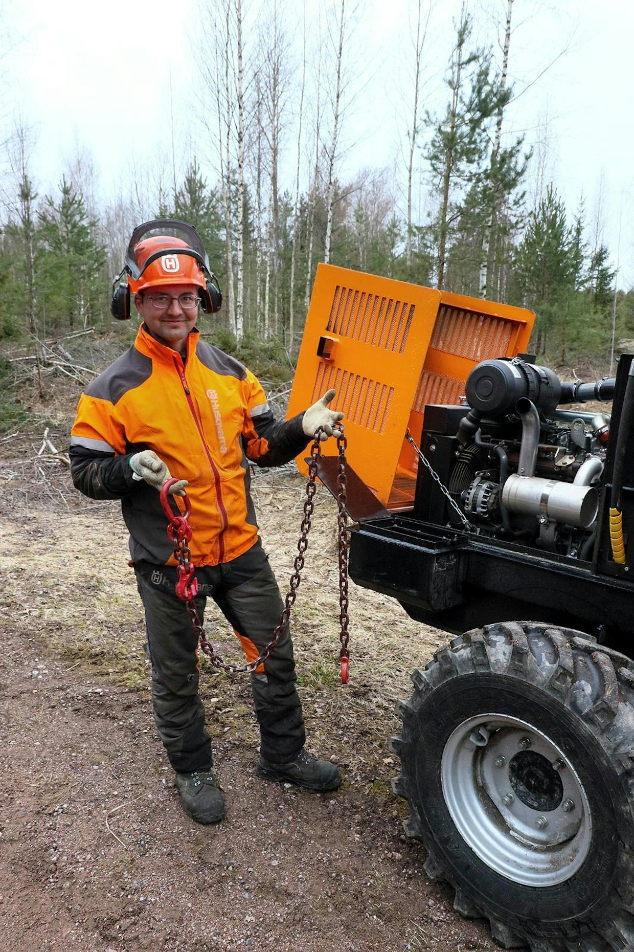 ”Kauempana olevat pölkyt on helppo vinssata lähemmäs konetta, käytän vinssin lisänä järeää juontoketjua”, toteaa Tennberg. Hänen hankkimaansa Finnbulliin on kertynyt alkuvuoden jälkeen lähes 400 tuntia, mikä kertoo hankinnan olleen tarpeellinen lisä toimintaan.