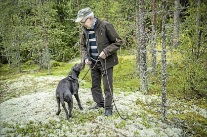 Vuoden metsävaikuttajaksi valitun Juhani karvosen harrastukset vakuuttavat metsäisyydellään. ”Metsästys, marjastus, sienestys, hiihto ja nikkarointi”, hän luettelee. Lisäksi seurana kulkee saksanseisoja Meppi. Kimmo Haimi