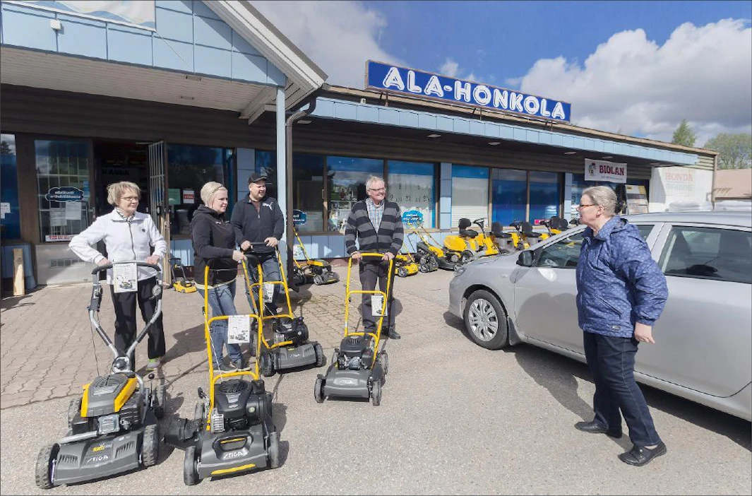 Ala-Honkolan kaupassa vaihtuu sukupolvi. Vetovastuuseen siirtyvät Liisa Ala-Honkola ja Miika Suomela. Oloneuvoksiksi siirtyvät Antti ja Eja Ala-Honkola. Kaupoille tullut Sanna Koivisto (oik.) ihmettelee, kauppiasperheen ruohonleikkuriparaatia. Jyrki Tervo