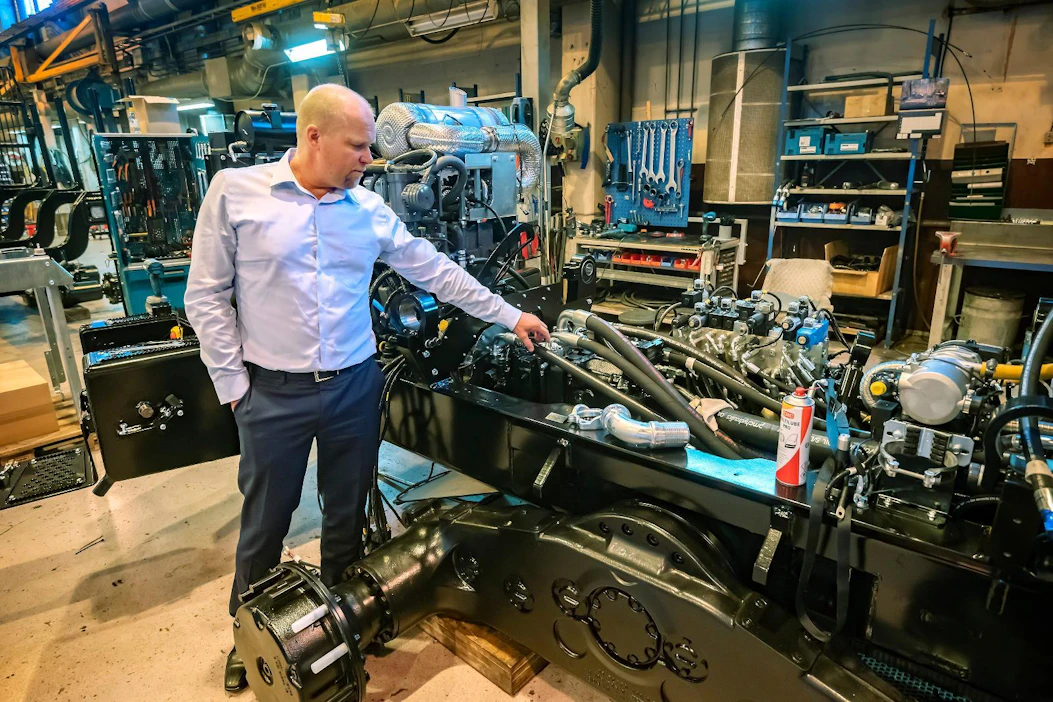 Sampo-Rosenlewin toimitusjohtajana aloittavalla Jussi Malmilla on vankka kokemus metsäkonealalta. Kuva on elokuulta Logsetin tehtaalta Mustasaaren Koivulahdesta.