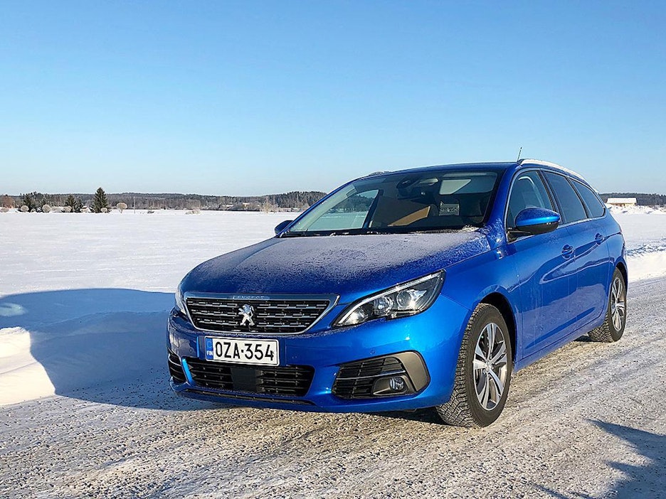 Peugeot 308:n farkkuversio on sulavasti muotoiltu perheauto.