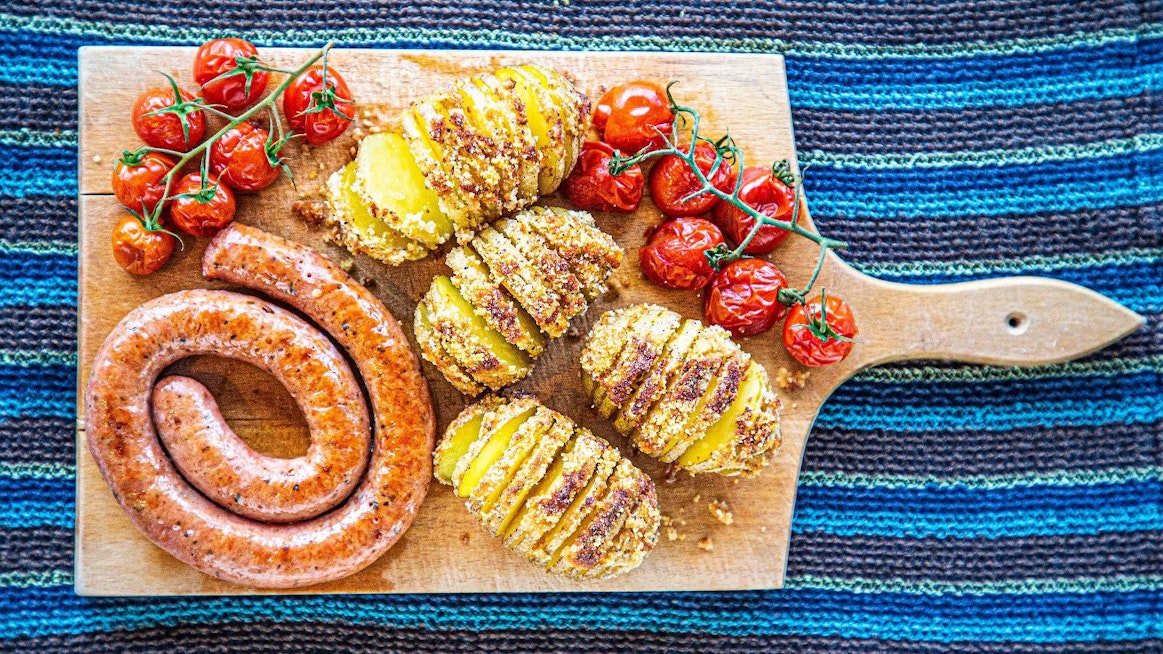 Hasselbackan perunat aukeavat uunissa viuhkamaisiksi viipaleiksi.