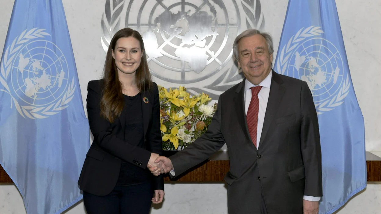 Pääministeri Sanna Marin ja YK:n pääsihteeri Antonio Guterres yhteiskuvassa maaliskuussa, kun YK:ssa vietettiin Naistenpäivän tapahtumaa. LEHTIKUVA / HEIKKI SAUKKOMAA