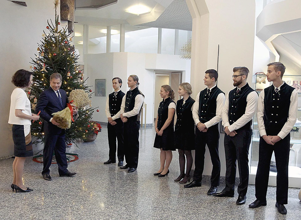 Metsäylioppilaat veivät presidenttiparille viime vuonna joulukuusen ja kauralyhteen.