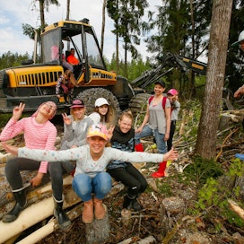 Opettaja Ella Rantala Laurin koulusta jonotti oppilaidensa kanssa pääsyä metsäkoneen kyytiin.