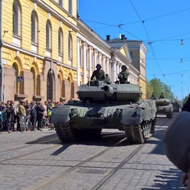 Puolustusvoimain lippujuhlan paraati keräsi runsaasti yleisöä katujen varsille Helsingissä sunnuntaina.