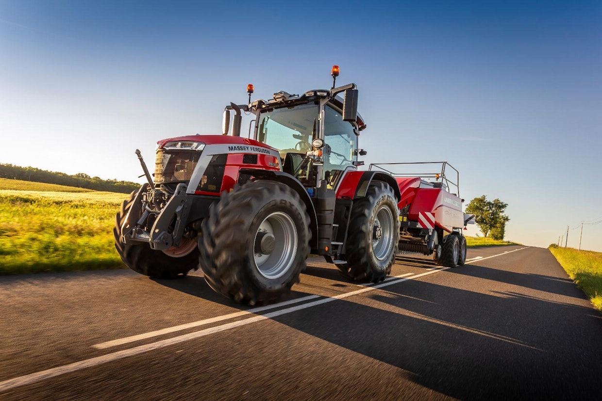 Massey Fergusonin suhteellisen tuore 8S-mallisto täydentyy odotetuilla, portaattomilla voimansiirroilla varustetuilla Dyna-VT-malleilla. Uutena huippumallina esiteltiin maksimiteholtaan 305-hevosvoimainen (ei lisäteho-ominaisuutta) aina portaaton 8S.305. Lisäksi mallisto laajeni 285-hevosvoimaisella (lisäteholla 305 hv) 8S.285-mallilla.