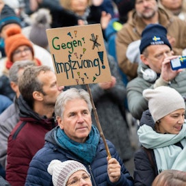 Sadat ihmiset kokoontuivat eilen sunnuntaina Wienissä osoittamaan mieltään rajoituksia vastaan. LEHTIKUVA / AFP