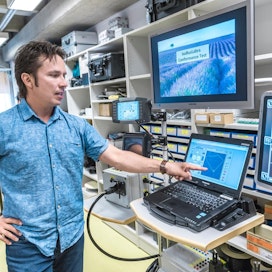 Laitevalmistajien on suoriuduttava standardin mukaisista kokeista saadakseen koneelleen Isobus-hyväksynnän. Luken Vakolan tutkimusasemalla on simuloitu ympäristö sitä varten, Pasi Suomi esittelee.