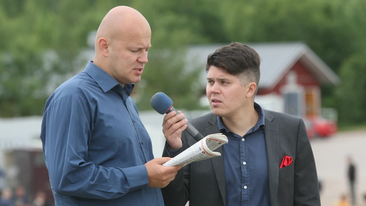 Tartu ohjiin! "Jake" Litmanen ei sentään vielä ole aloittamassa ohjastusuraa, mutta Lauri Hyvösen ura kilpakärryillä alkaa perjantaina Kajaanista.