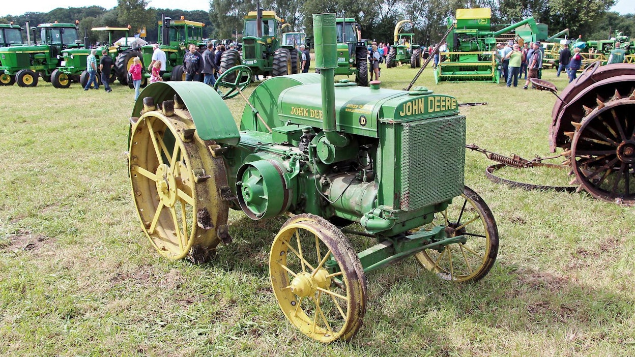 John Deere D -traktoria valmistettiin vuosina 1923–53, Waterloossa, Iowassa, USA:ssa. Niitä valmistettiin kahtena versiona yhteensä 161 270 kpl.
