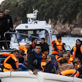 Euroopan komissio ehdottaa ulkorajojen valvonnan määrärahojen nelinkertaistamista seuraavalle budjettikaudelle. Kuvassa Portugalin merivartioston ja EU:n raja- ja merivartiovirasto Frontexin työntekijät saattavat pakolaisten ja maahanmuuttajien venettä Kreikassa Lesboksen saaren lähellä 2015.