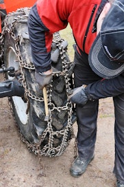 Koukkuliittimen kiinnitys onnistuu kevyellä vasaroinnilla. Liitin asennetaan aina niin, että koukut ovat rengasta kohden. Näin kivet eivät pääse painamaan liittimen sokkaa aukiasentoon.