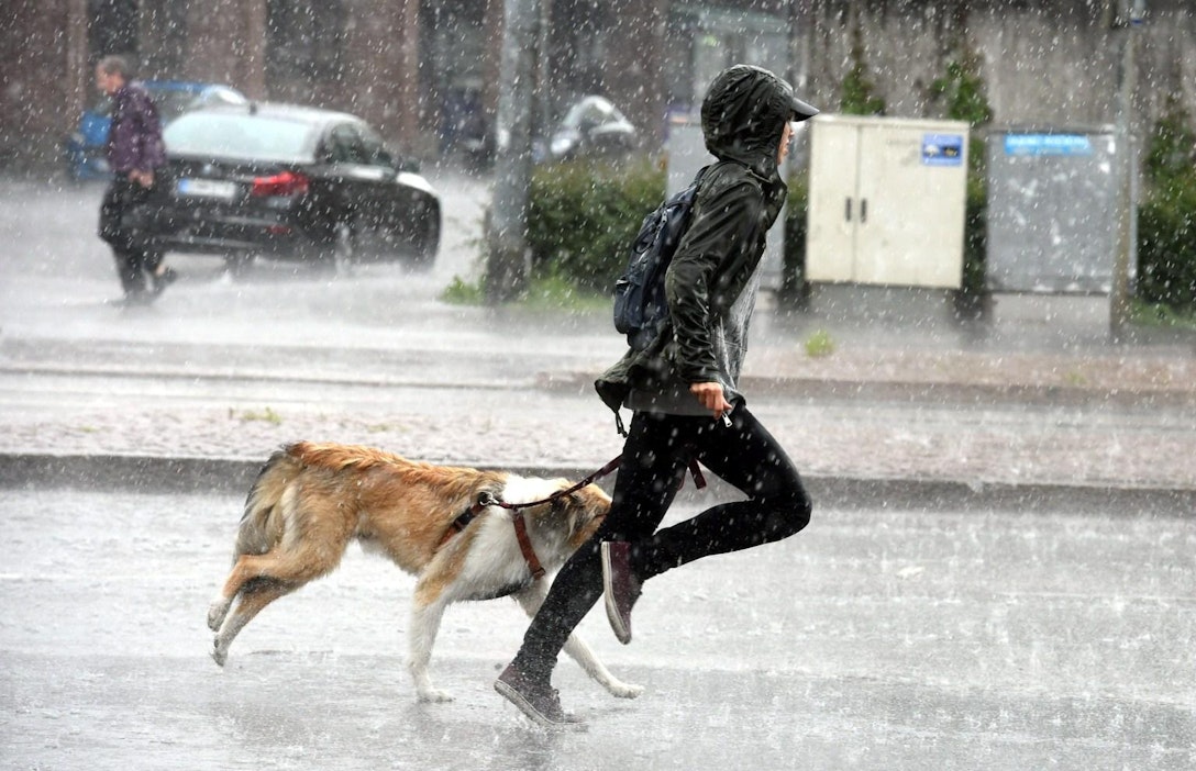 Maan etelä- ja itäosissa voi sataa rankasti ja ukkostaa. LEHTIKUVA / Jussi Nukari