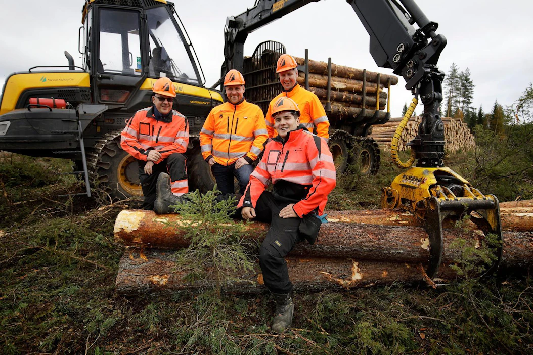 Oppisopimuskoulutuksen aloittanut Jukka Alanen (edessä) kehuu Metsä-Multian käytännön työhön perustuvaa opetusta. Ammatillinen opettaja Jouni Kauppinen (vas.) sekä Aki ja Kai Laaja myhäilevät taustalla
